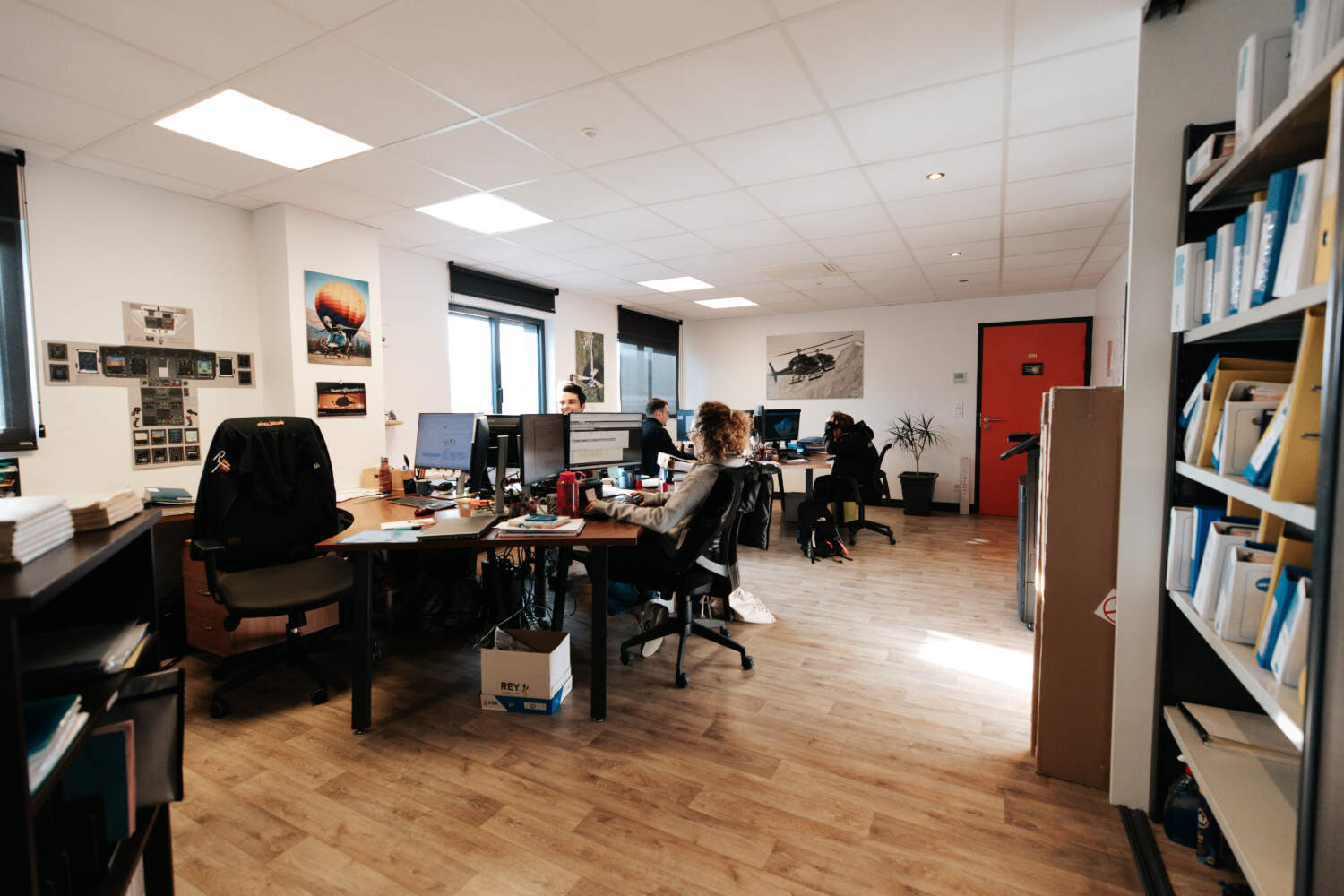 Gestion de la navigabilité par les employés de Rotor Team aux bureaux d'Annecy