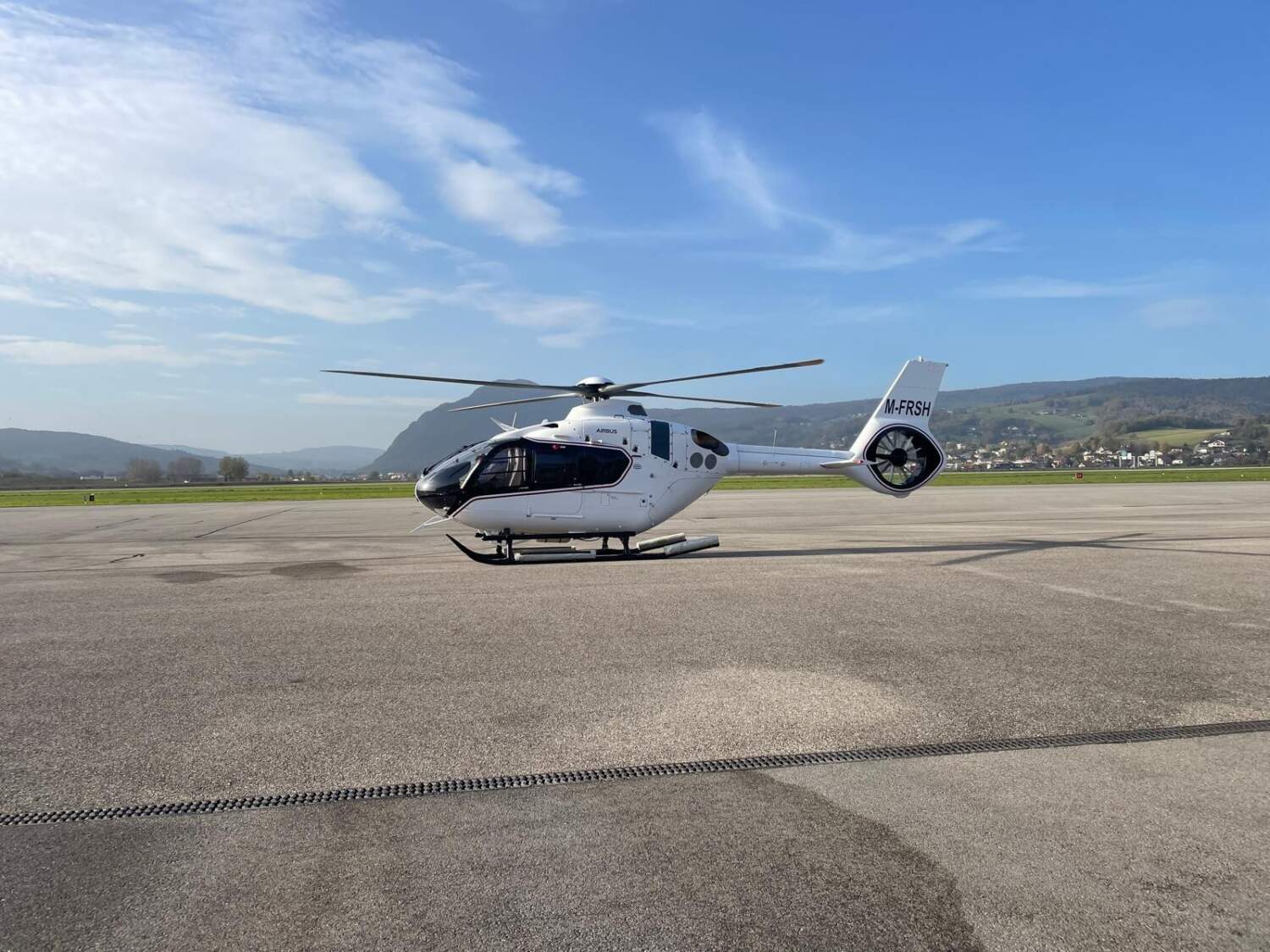 Hélicoptère de la flotte de Rotor Team à Épagny, et dans le sud de la France