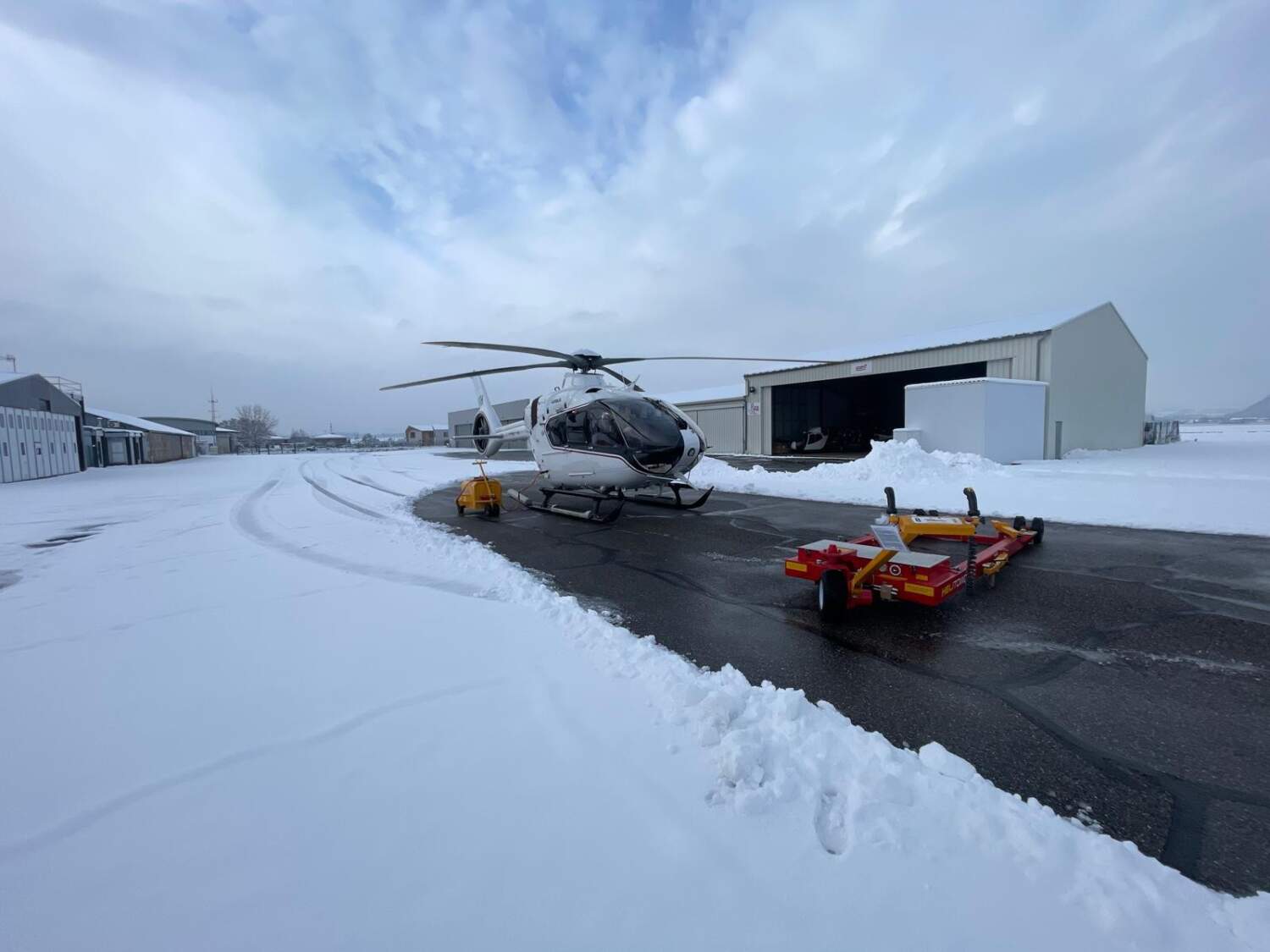 Maintenance d'hélicoptère sous la neige par Rotor Team dans le sud de la France
