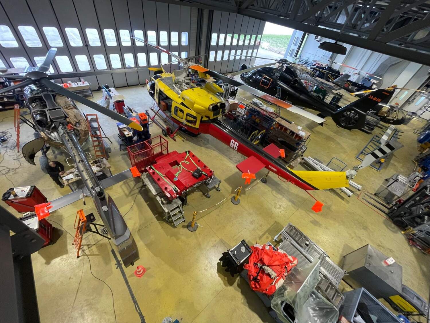 Hangar de maintenance et personnalisation d'hélicoptères par Rotor Team à Annecy