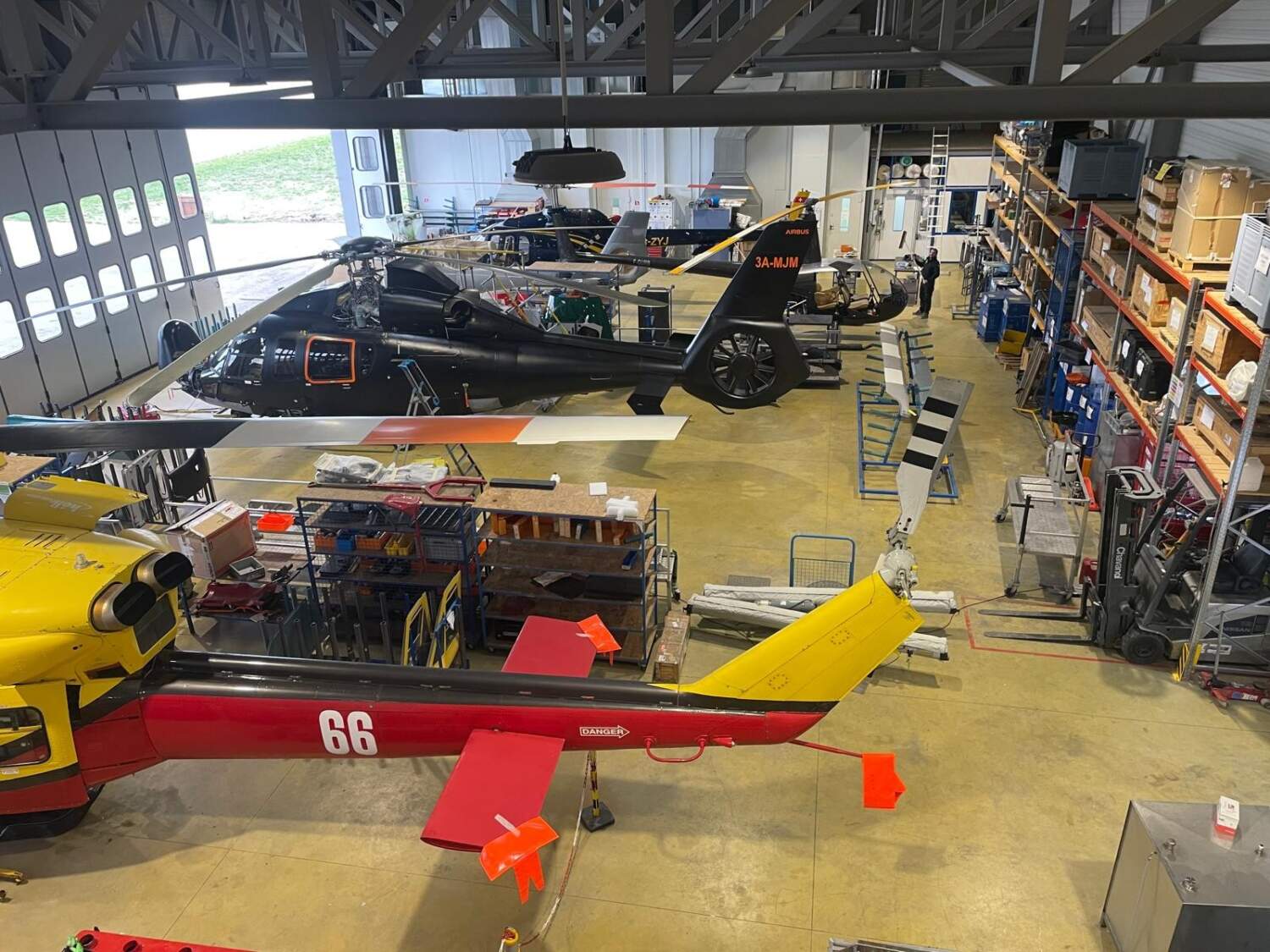 Hangar pour maintenance d'hélicoptère à Annecy par Rotor Team